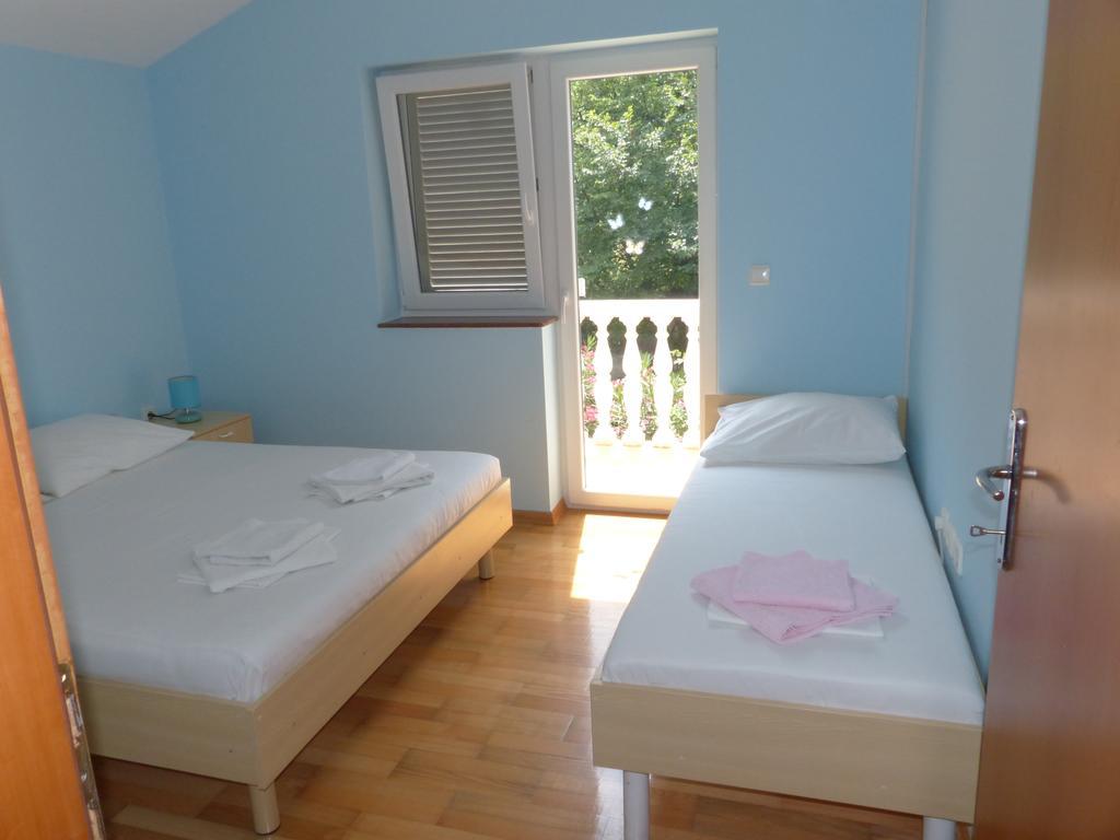 Apartments Viktorija Omišalj Buitenkant foto