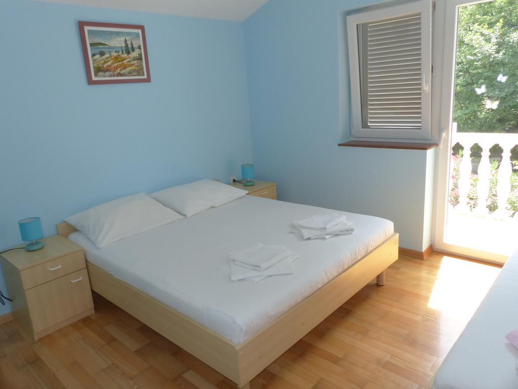 Apartments Viktorija Omišalj Buitenkant foto